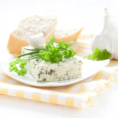 Kräuterbutter auf Teller