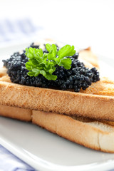 schwarzer Kaviar auf Toast