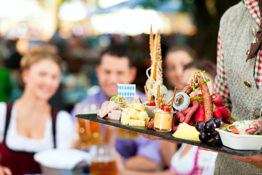 Im Biergarten - eine gute Brotzeit