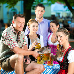 Im Biergarten - Freunde trinken Bier