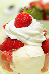 Vanilleeis mit Erdbeeren und Sahne
