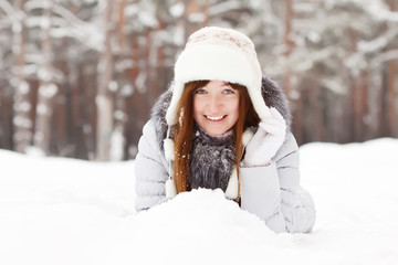 Fototapeta na wymiar girl lying down on snow