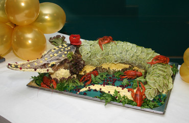 Фаршированный осетр с вареными речными раками