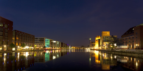 Fototapeta na wymiar Innenhafen Duisburg Panorama bei Surround