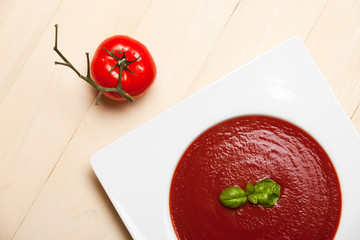 Tomatensuppe und Tomate
