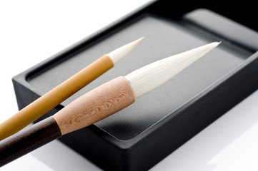 書道の筆と硯のアップ