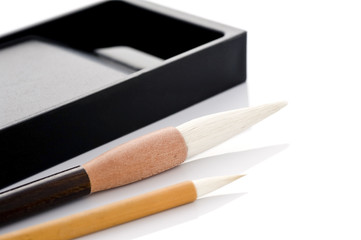 書道の筆と硯のアップ