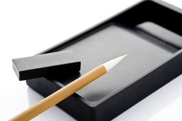 書道の筆と硯のアップ