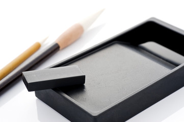 書道の筆と硯のアップ