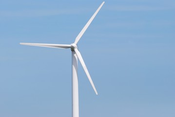 Windkraftanlage vor blauen Himmel