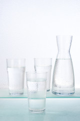 Wassergläser und Karaffe