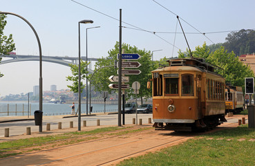 Naklejka na ściany i meble Stary tramwaj elektryczny w Porto, Portugalia