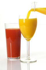 Blutorangensaft und Orangensaft im Glas auf weißem Hintergrund /