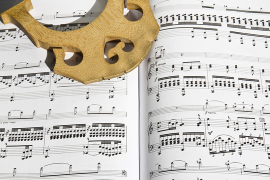 Spartito musicale con ponte di contrabbasso