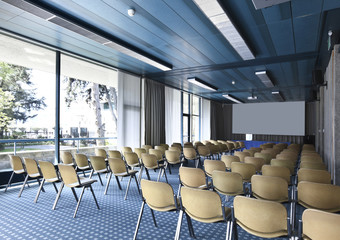 sala riunioni o conferenze con schermo