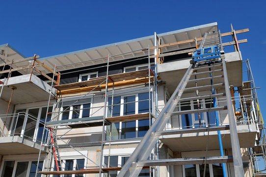 Schr&auml;gaufzug an Wohnungsneubau
