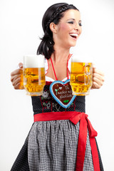 hübsche frau im dirndl hält zwei bierkrüge in der hand
