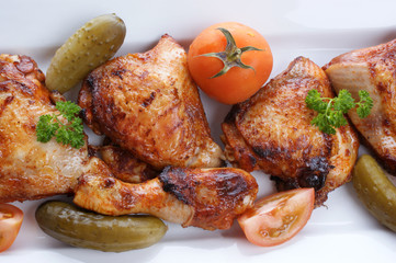 gegrilltes Hühnchenfleisch auf einem weißen Teller