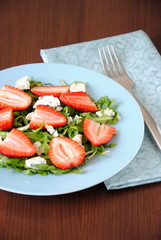 Salad with arugula and strawberries