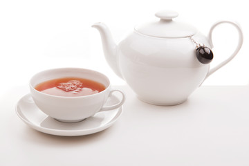 Tee in Tasse mit Kanne