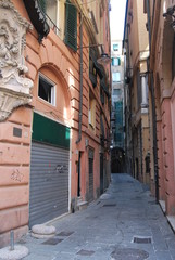 Fototapeta na wymiar genova, wąskie uliczki starego miasta