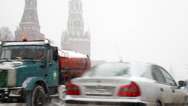 units with plows remove snowfall near Kremlin