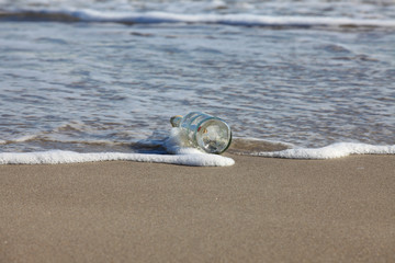 Flaschenpost am Strand. Message in a bottle. 22