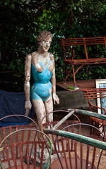 Fototapeta premium vecchio manichino,ora oggetto di piccolo antiquariato