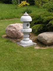 Kamienna kompozycja w ogrodzie japońskim