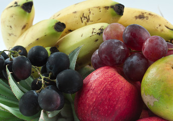 fruits : ananas, pommes, raisin, bananes