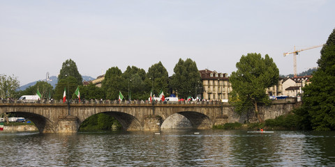 ponte sul fiume po a torino