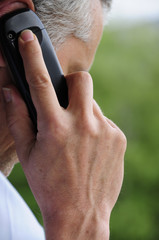 Mann telefoniert