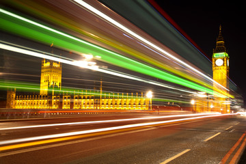Fototapeta na wymiar Big Ben w Londynie w światła z przychodzących autobusem