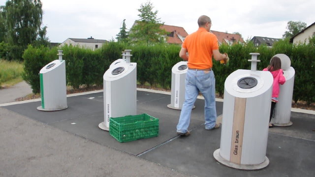 Mann mit Kind am Glascontainer