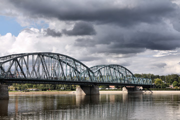 Fototapeta na wymiar Most kratownicowy na Wiśle w Polsce
