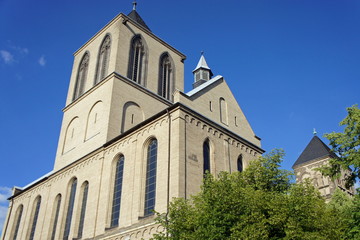 Fototapeta na wymiar St. Kunibert Kirche in der Kölner Innenstadt