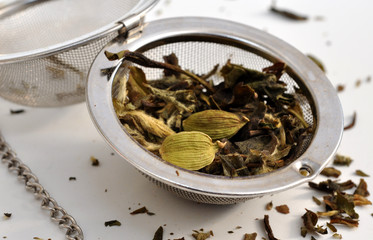 thé aux trois épices dans boule à thé