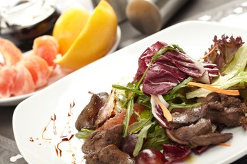 Beef with grapefruit and rucola salad