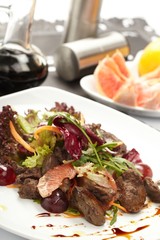 Beef with grapefruit and rucola salad
