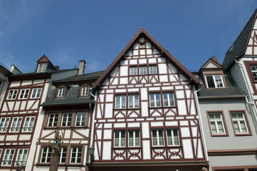 Fototapeta na wymiar Stary drewniany dom pół w zabytkowym starym mieście Mainz
