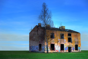 Obraz premium Lonely abandoned house
