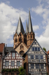 Fototapeta na wymiar Fachwerkhäuser und Marienkirche in Gelnhausen