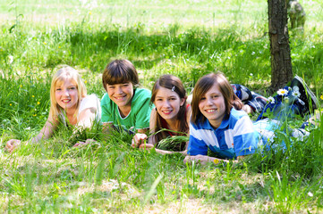 4 Teenager im Grünen 20.05.11