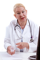 medizinische Mitarbeiterin mit einem Medizinbehälter