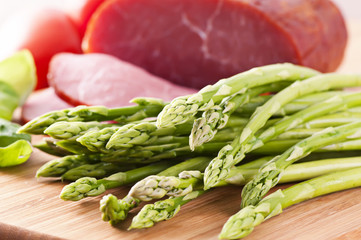 Spargel mit Schinken
