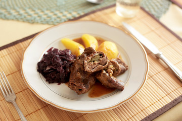 Rinderrouladen mit Blaukraut und Salzkartoffeln