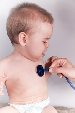 b&eacute;b&eacute; pleurant chez le p&eacute;diatre