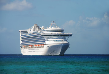 Fototapeta na wymiar Modern cruise ship