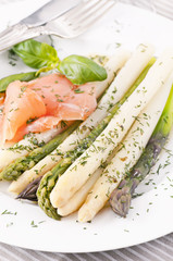 Spargel mit Räucherlachs