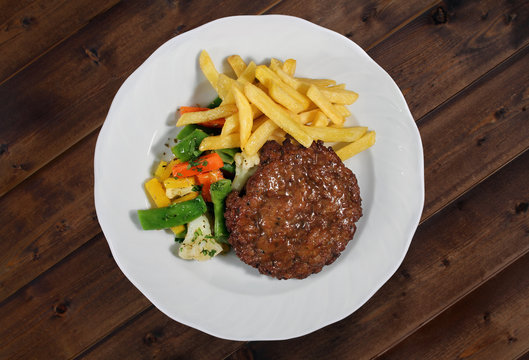 hamburger mit pommes frites & buntem gem&uuml;se